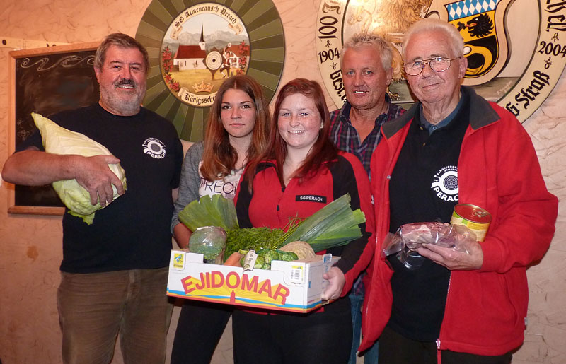 Die vorderen Plätze beim "Kohlschießen" der SG Perach erreichten - von links - Edi Reichl (5.), Nina Mertl (3.), Jenny Maxheim (1.), Hias Ramsauer(4.), Franz Hogger (2.). 