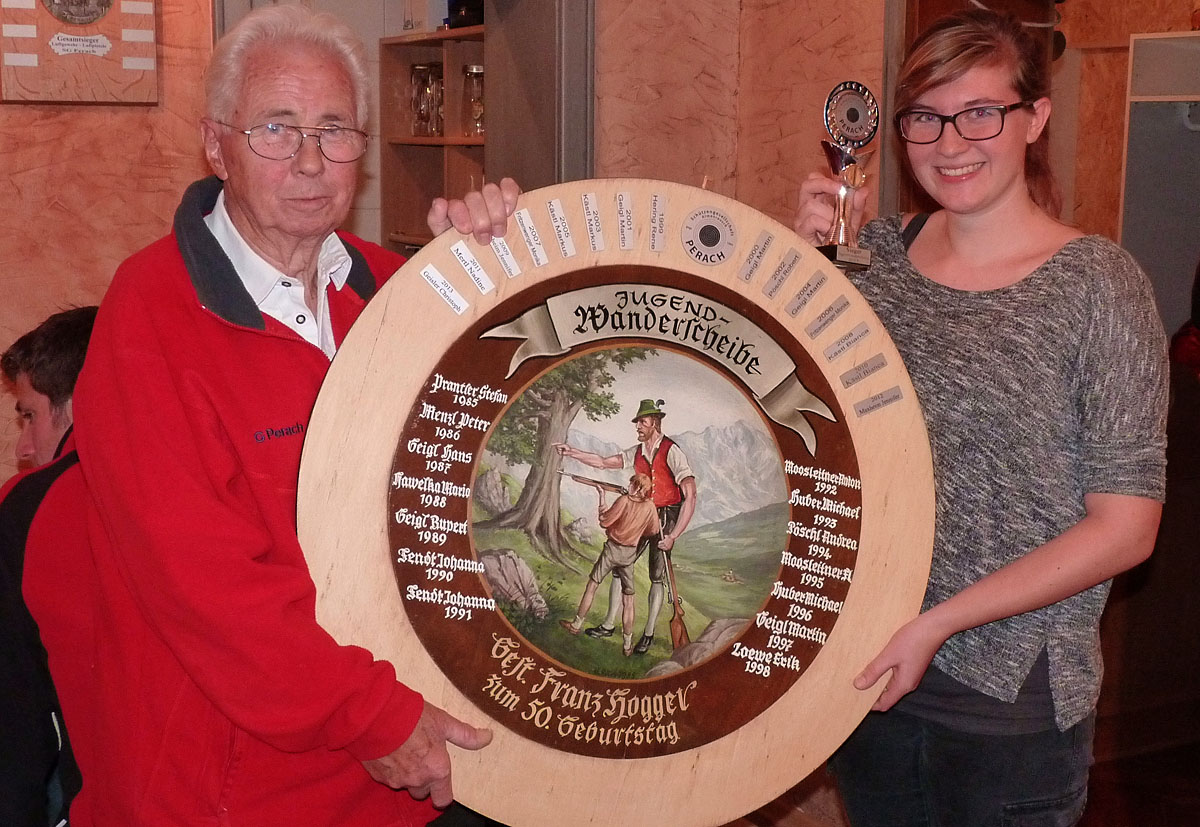 Nadine Mertl, Siegerin der Jugendwanderscheibe mit Ehrenschützenmeister Franz Hogger, der diese schöne Scheibe einst zu seinem runden Geburtstag gestiftet hatte.