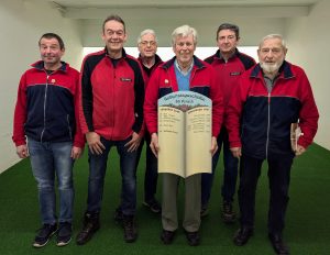 Geburtstagsscheibe Erwin Danzer. Von links: Rupert Geigl (2.), Peter Menzl (1.), Alois Fritzenwenger (5.), Erwin Danzer (Stifter), Stefan Prantler (3.) und Werner Wieberger (4.)